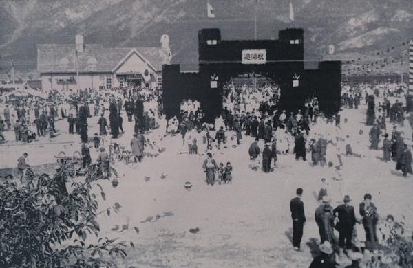 1927년 4월 개통축하 기념식 모습(진해역)