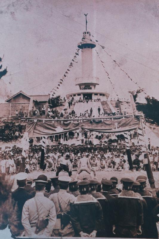 1929년 5월 27일 러일전쟁 승전기년으로 일제에서 세워진 탑 준공행사(제황산공원 진해탑)
