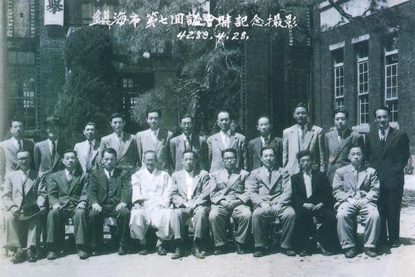 초대 진해읍 의회의원 기념촬영(1956. 4. 48. 제7회 임시회후)